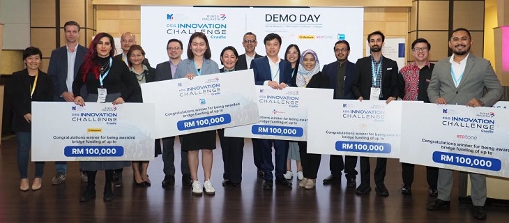 Winners of the MYCentre4IR ESG Innovation Challenge 2024 alongside corporate partners and guests, including Norman Matthieu Vanhaecke, CEO of Cradle Fund; Ellina Roslan, Senior Director MYCentre4IR, MyDIGITAL Corporation; and Muhamad Umar Swift, CEO of Bursa Malaysia.